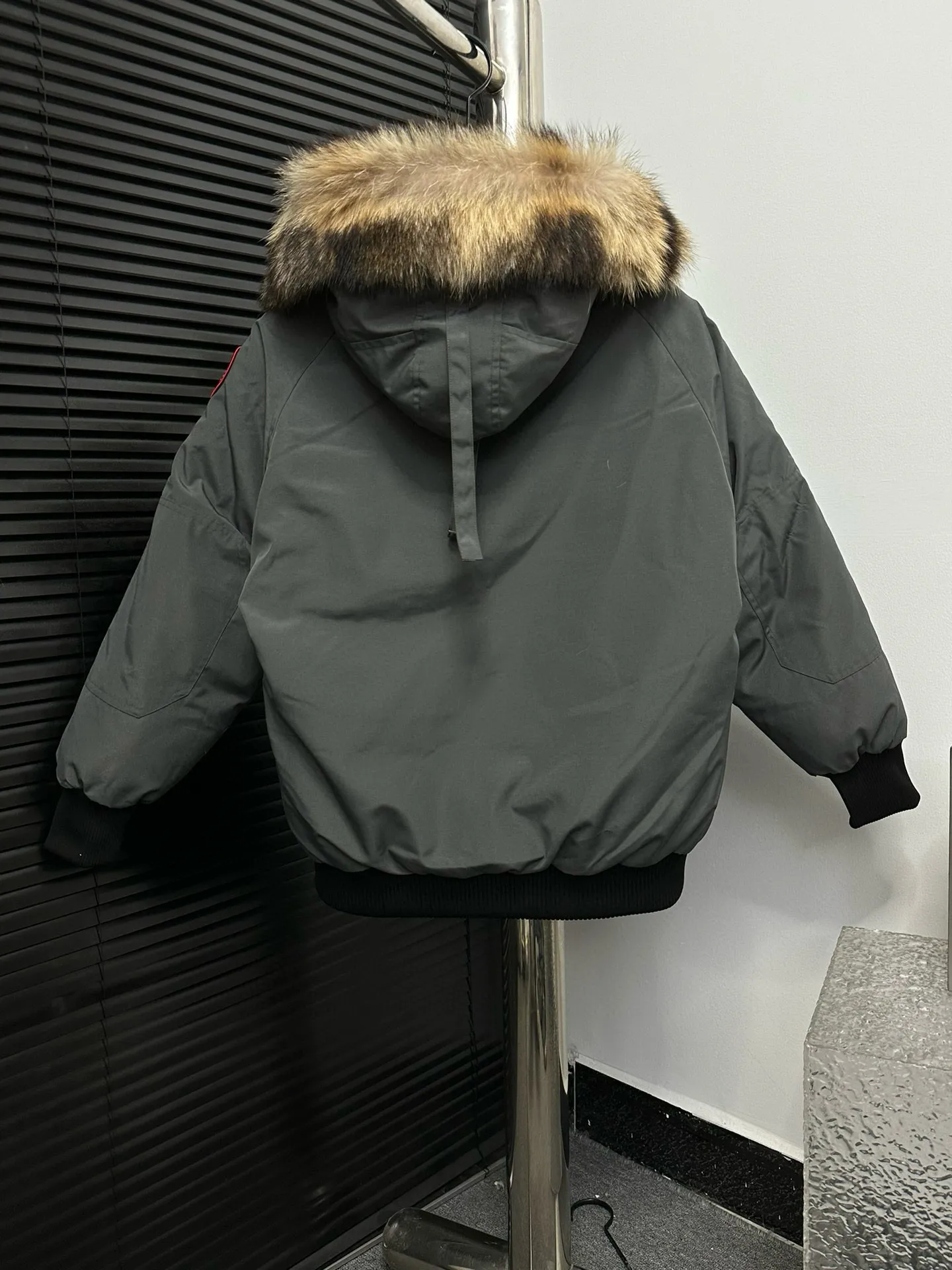 P780 [Canada goose] 01 Exdition Parka Down Jacket for Couples. Genuine original version. You need to compare with the genuine product at any time. All accessories are custom-made from the original factory. 💯The softness and hardness of the fabric is compared with the original one. It can be restored by kneading at will (fabric misunderstanding: fabrics with high hardness are not waterproof. Only those who buy the latest authentic version this year will notice the softness and comfort of the fabric) 💯The down is synchronized with the genuine white duck down, fluffy and not lumpy. Electronically controlled velvet filling machine 💯Customized zippers with genuine YKK military-grade copper core zipper pullers, high hardness and no jamming 💯The fur collar is purchased from Western Canada coyote skin original customization 💯All workmanship and wiring are controlled by workers with more than ten years of service. They must be horizontal and vertical, and are not crooked. The inner wiring density is more sophisticated. Feel free to compare 💯label, collar label, washed label, hangtag, zipper rope, pocket label Back label, collar velvet, Velcro fasteners, cuffs, all details are updated simultaneously with the original product. The best version, the most complete colors, battle all kinds of worldly goods, sizes: XS-XXL